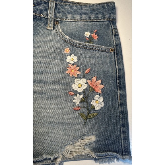 Time & True Jean Shorts Woman's Size 8 Blue Denim Distressed Embroidered Flowers - Picture 3 of 11